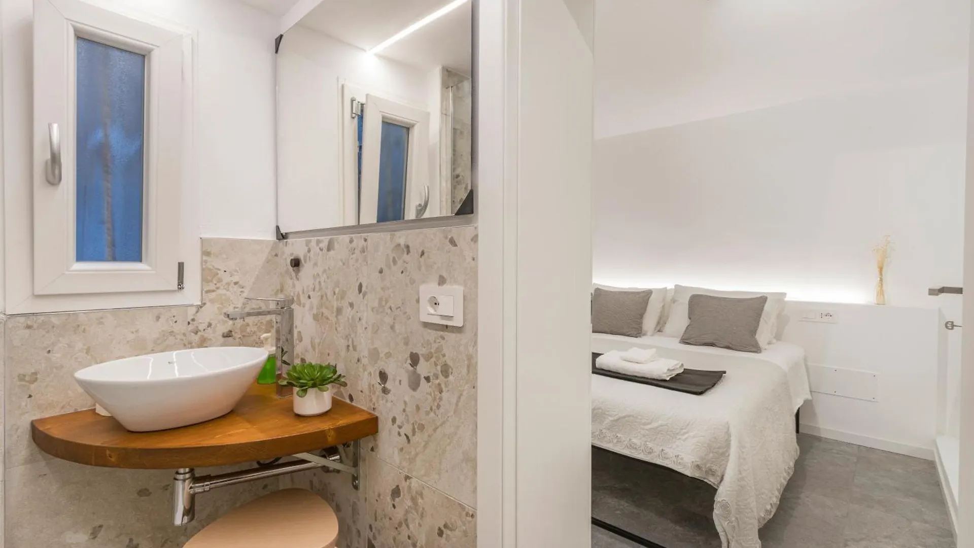 Modena'S Graffiti House In The Heart Of Movida Apartment Italy